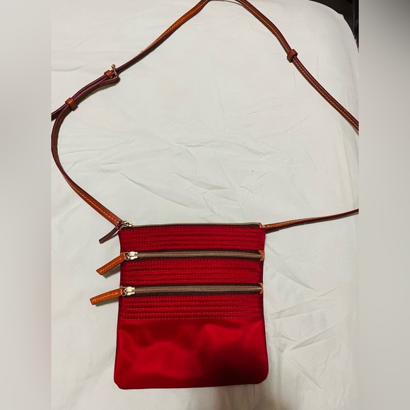 Dooney and Bourke Red Crossbody Bag with leather strap - Picture 3 of 7